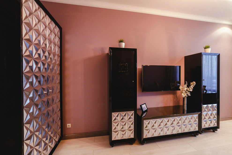 На фото: маленькая изолированная гостиная комната в классическом стиле с с книжными шкафами и полками, коричневыми стенами, полом из ламината, телевизором на стене и белым полом для на участке и в саду с