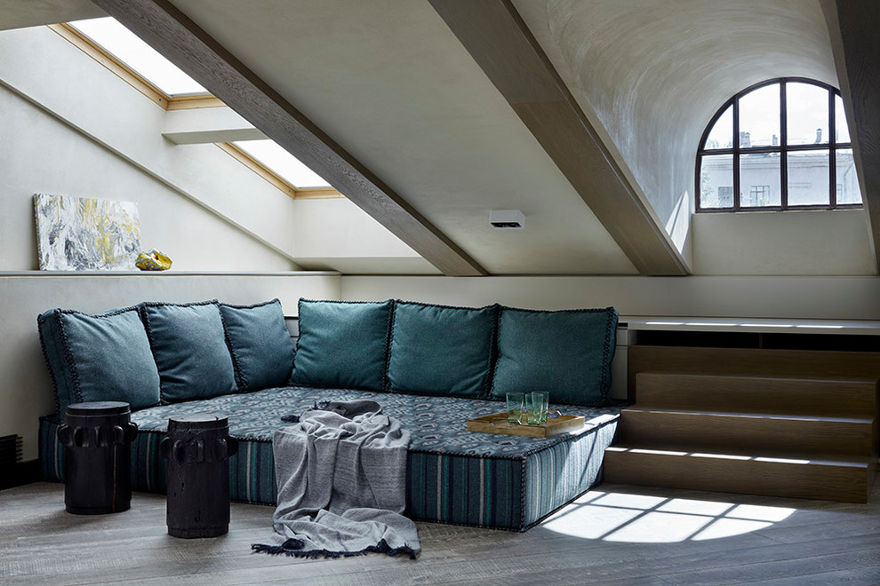 Стильный дизайн: гостиная комната в современном стиле с белыми стенами и тюлем на окнах - последний тренд