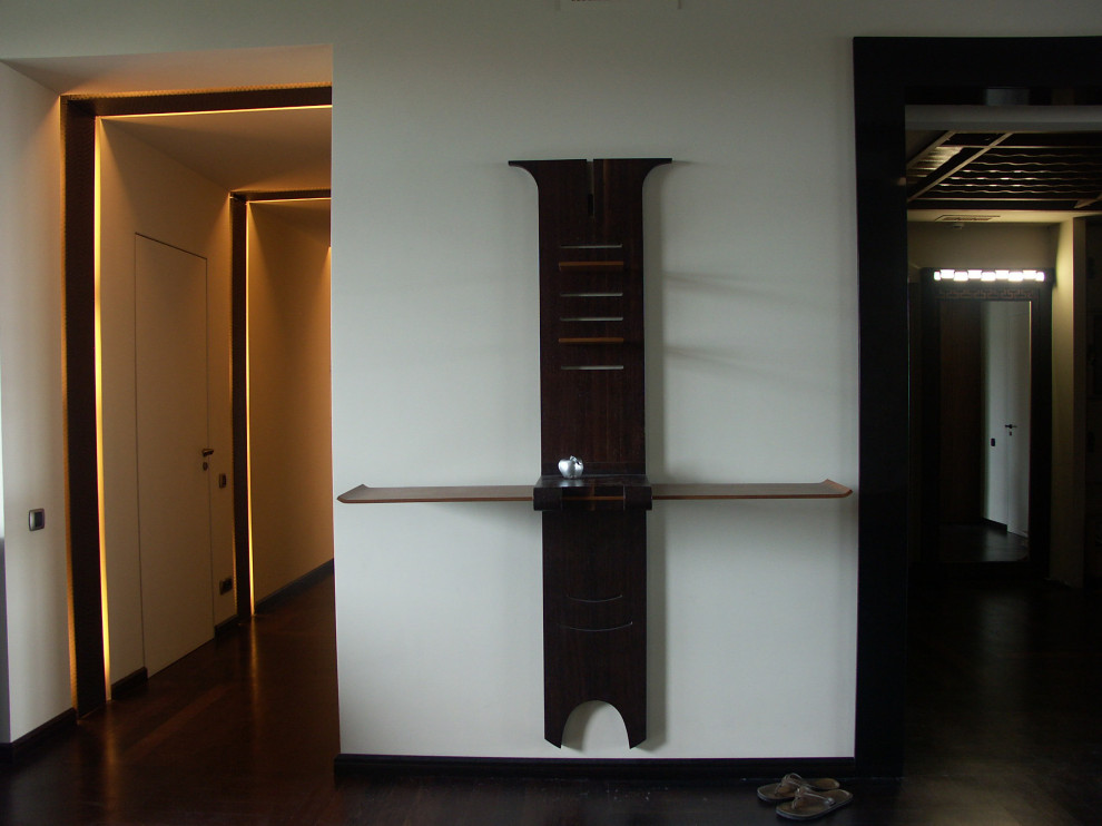 На фото: большая открытая гостиная комната в стиле фьюжн с бежевыми стенами, темным паркетным полом и коричневым полом с
