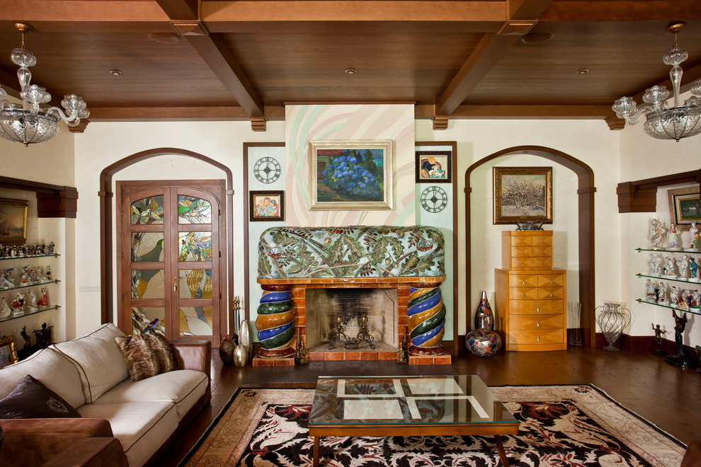 Idee per un soggiorno etnico con pareti beige e camino classico