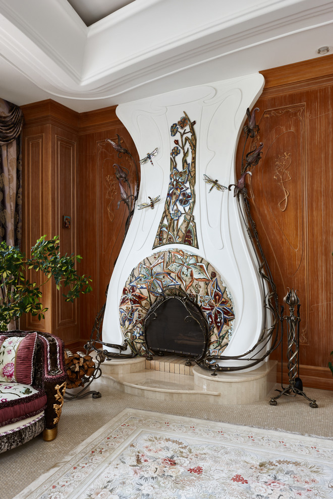 На фото: гостиная комната в стиле фьюжн с стандартным камином