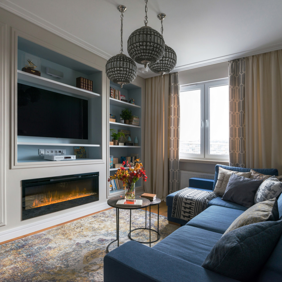 Стильный дизайн: изолированная гостиная комната в современном стиле с телевизором на стене и горизонтальным камином - последний тренд