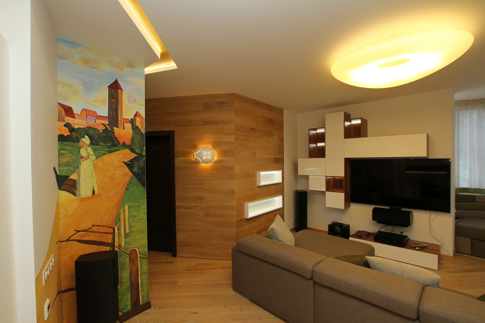 Großes Modernes Musikzimmer mit weißer Wandfarbe, hellem Holzboden und TV-Wand in Moskau