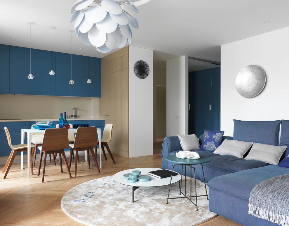 Идея дизайна: парадная, открытая, объединенная гостиная комната в современном стиле с белыми стенами, светлым паркетным полом и бежевым полом