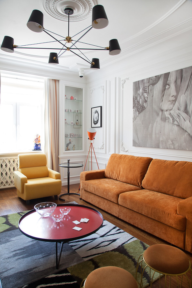 Immagine di un soggiorno eclettico con sala formale, pareti bianche e pavimento in legno massello medio