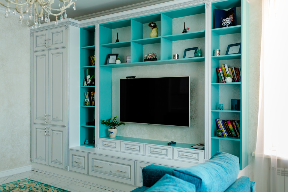 На фото: гостиная комната в классическом стиле с телевизором на стене и белым полом с