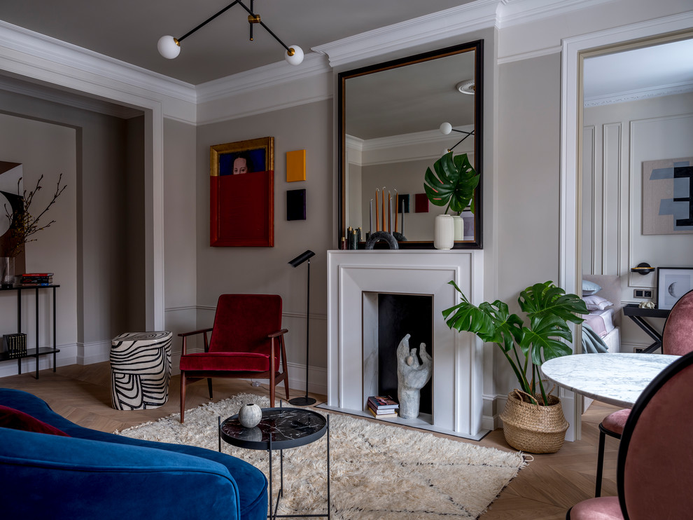 Esempio di un soggiorno moderno con pareti grigie, pavimento in legno massello medio e pavimento marrone