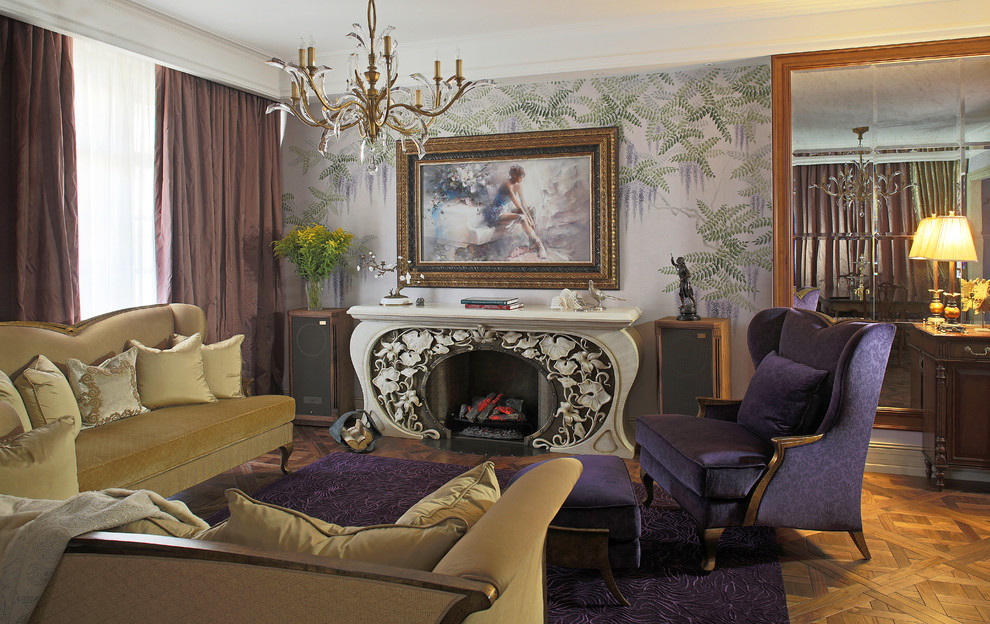 Immagine di un soggiorno chic aperto con sala formale, pareti multicolore, pavimento in legno massello medio e camino classico