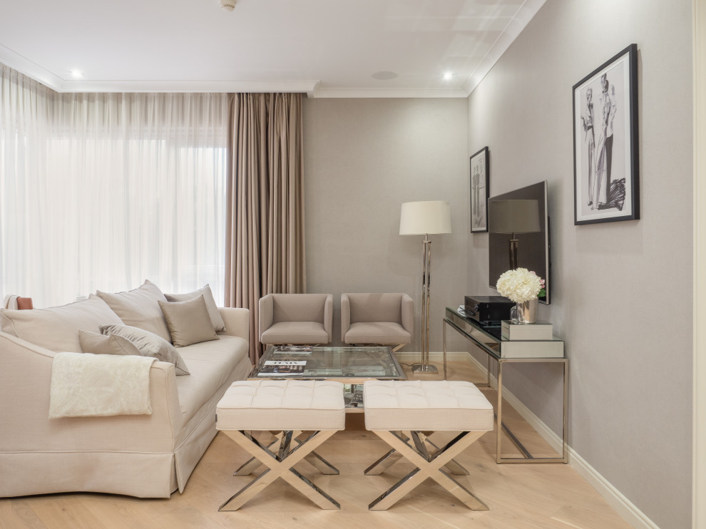 Foto di un grande soggiorno classico con pareti grigie, parquet chiaro, TV a parete e pavimento beige