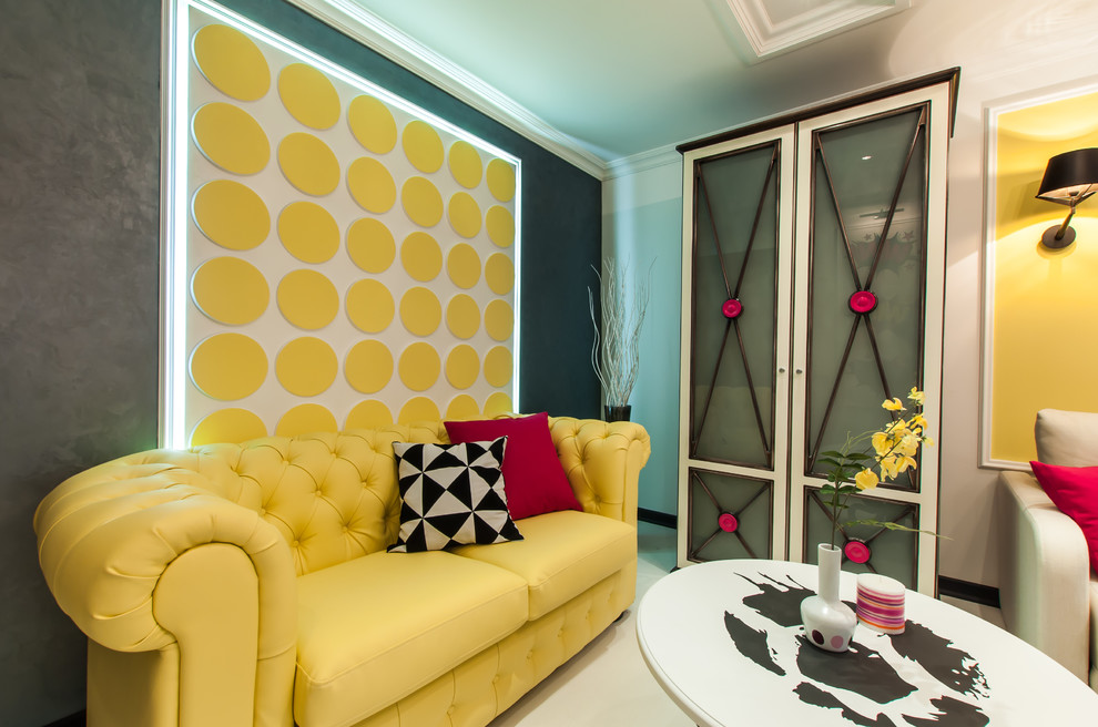 Идея дизайна: изолированная гостиная комната среднего размера в стиле фьюжн с с книжными шкафами и полками, разноцветными стенами, полом из ламината, телевизором на стене и белым полом