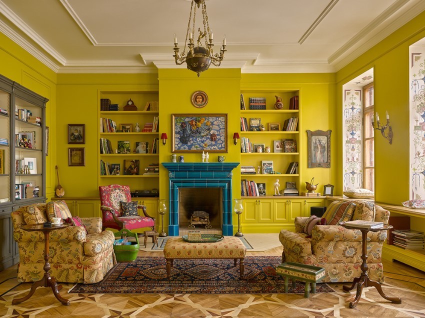 Repräsentatives Stilmix Wohnzimmer mit gelber Wandfarbe, hellem Holzboden, Kamin und gefliester Kaminumrandung in Moskau