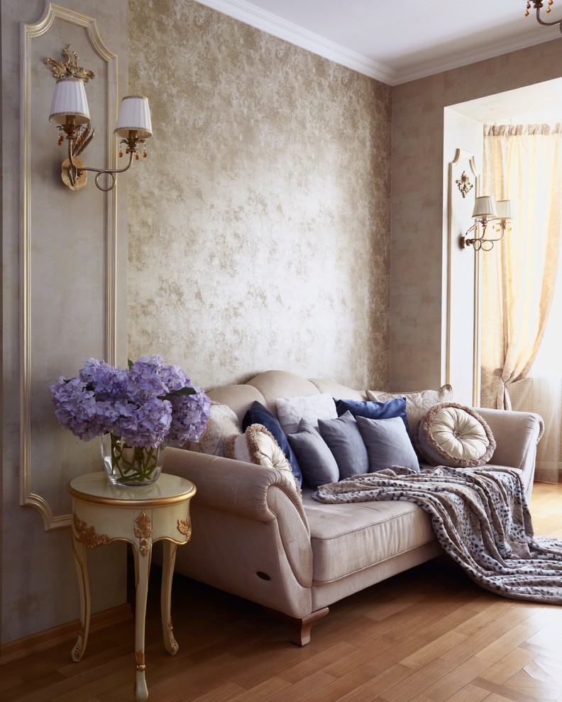 Idee per un soggiorno classico con pareti beige, pavimento in legno massello medio e pavimento marrone