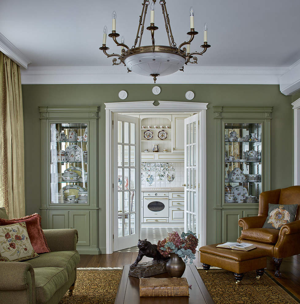 Ispirazione per un soggiorno chic di medie dimensioni e chiuso con pareti verdi, parquet scuro, sala formale e pavimento marrone