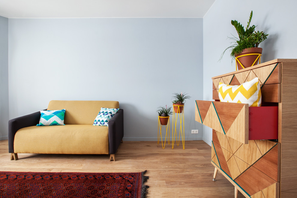 Immagine di un piccolo soggiorno moderno aperto con pareti grigie e parquet chiaro