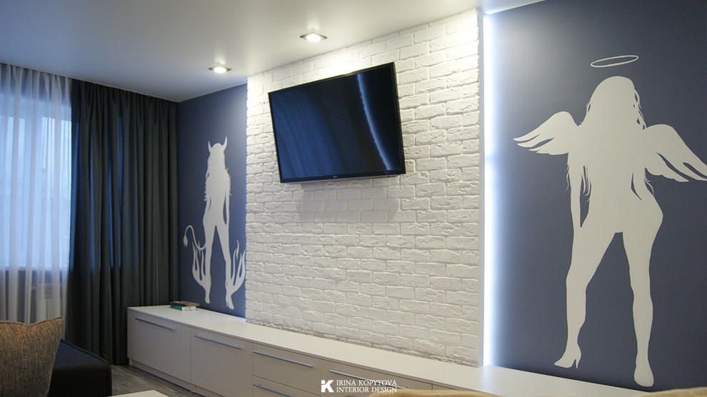 Стильный дизайн: изолированная гостиная комната среднего размера в современном стиле с домашним баром, синими стенами, деревянным полом и телевизором на стене - последний тренд