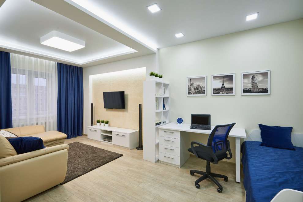 На фото: гостиная комната среднего размера в современном стиле с бежевыми стенами, полом из ламината, телевизором на стене, бежевым полом и многоуровневым потолком с