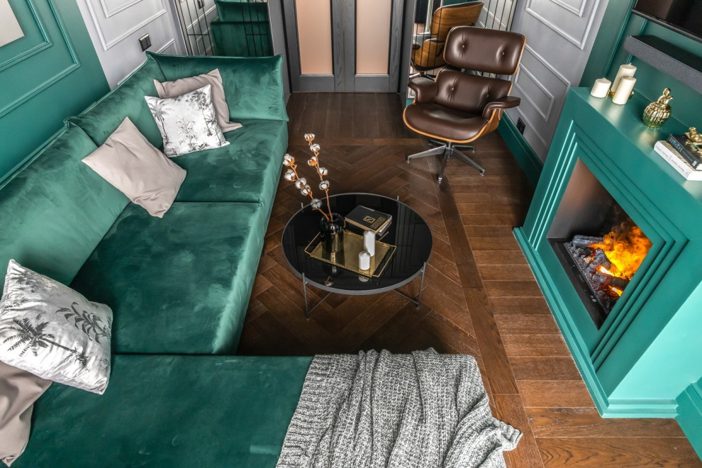 Diseño de salón cerrado clásico renovado pequeño con paredes verdes, suelo de madera en tonos medios y suelo marrón