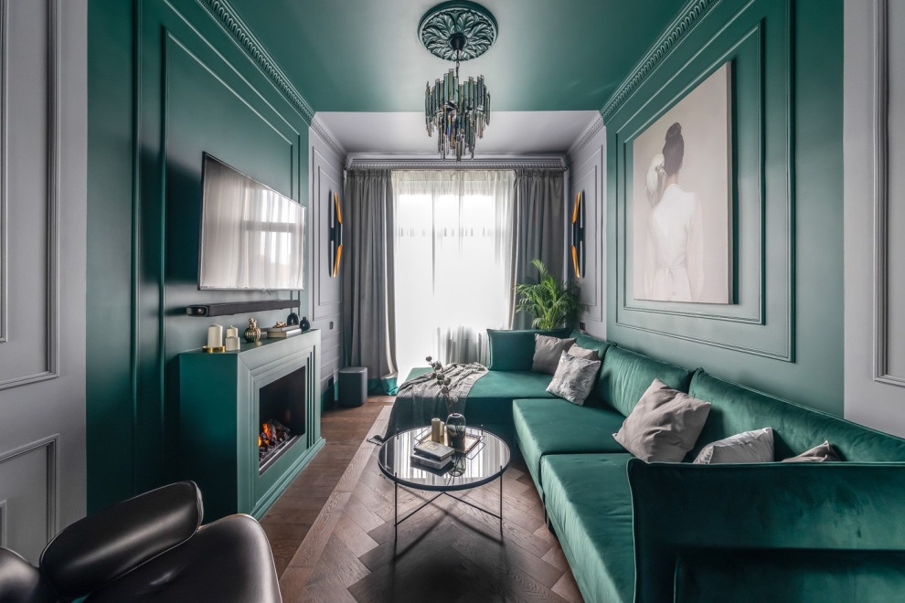 Kleines, Abgetrenntes Modernes Schmales Wohnzimmer mit grüner Wandfarbe, braunem Boden, Kamin, TV-Wand und dunklem Holzboden in Moskau