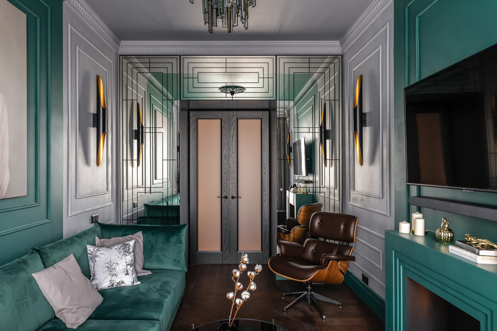 Immagine di un soggiorno contemporaneo di medie dimensioni e chiuso con pareti verdi, parquet scuro, camino classico, TV a parete e pavimento marrone