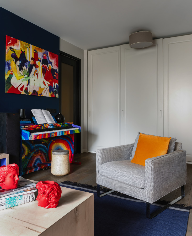 Стильный дизайн: открытая гостиная комната среднего размера в современном стиле с музыкальной комнатой и коричневым полом без телевизора - последний тренд