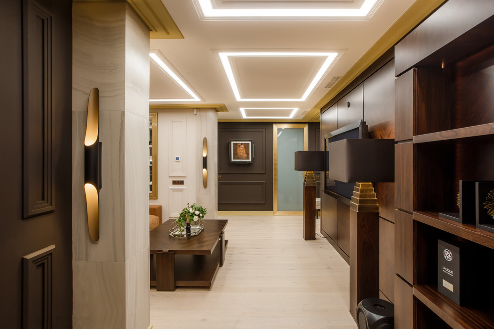 Идея дизайна: открытая гостиная комната в современном стиле с светлым паркетным полом, телевизором на стене и бежевым полом