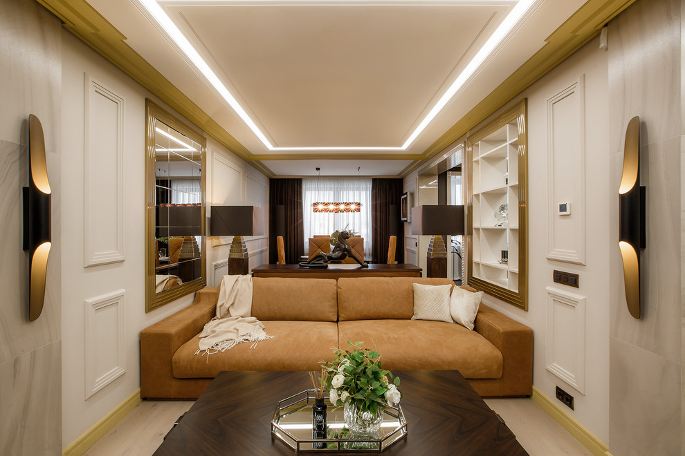 Idee per un soggiorno design aperto con parquet chiaro, pavimento beige e pareti bianche