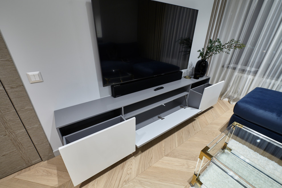 This is an example of a small contemporary living room in Moscow.