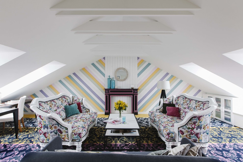 На фото: гостиная комната в стиле фьюжн с разноцветными стенами, ковровым покрытием, разноцветным полом и акцентной стеной