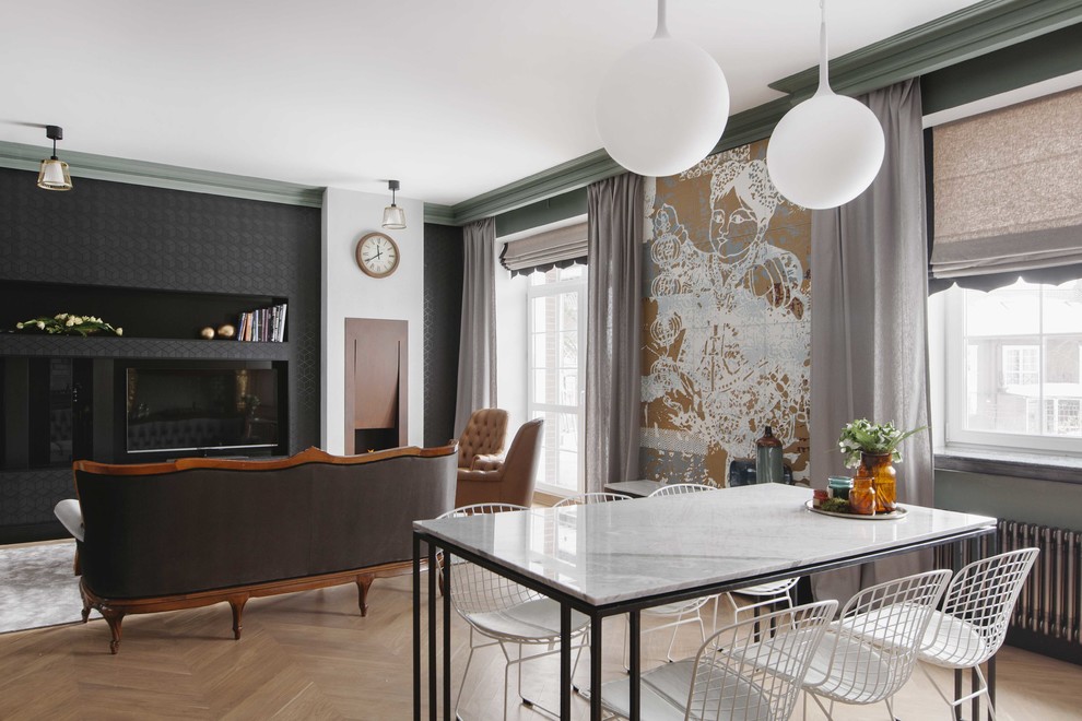 Offenes Eklektisches Wohnzimmer mit braunem Holzboden, braunem Boden und freistehendem TV in Moskau