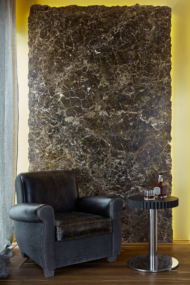 Идея дизайна: гостиная комната в современном стиле с серыми стенами, темным паркетным полом, горизонтальным камином и коричневым полом
