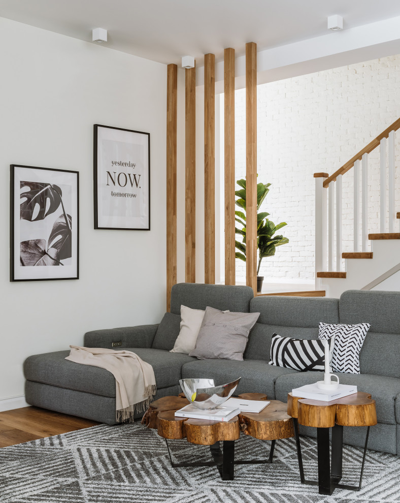 Immagine di un grande soggiorno nordico aperto con sala formale, pareti bianche, pavimento in legno massello medio e pavimento marrone