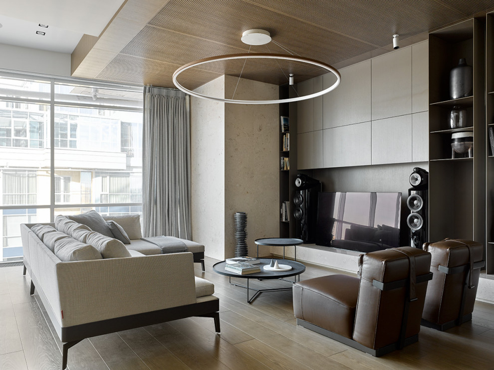 Ispirazione per un soggiorno contemporaneo di medie dimensioni e aperto con pareti beige, pavimento in legno massello medio, parete attrezzata e pavimento beige