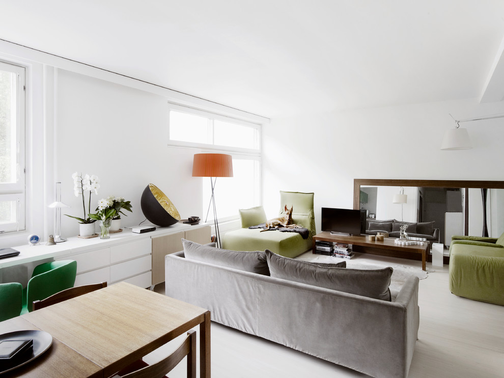 Стильный дизайн: гостиная комната среднего размера в современном стиле с белыми стенами, светлым паркетным полом, отдельно стоящим телевизором и бежевым полом без камина - последний тренд