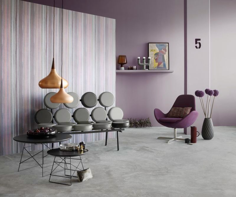 На фото: гостиная комната среднего размера в современном стиле с фиолетовыми стенами и ковровым покрытием без камина, телевизора