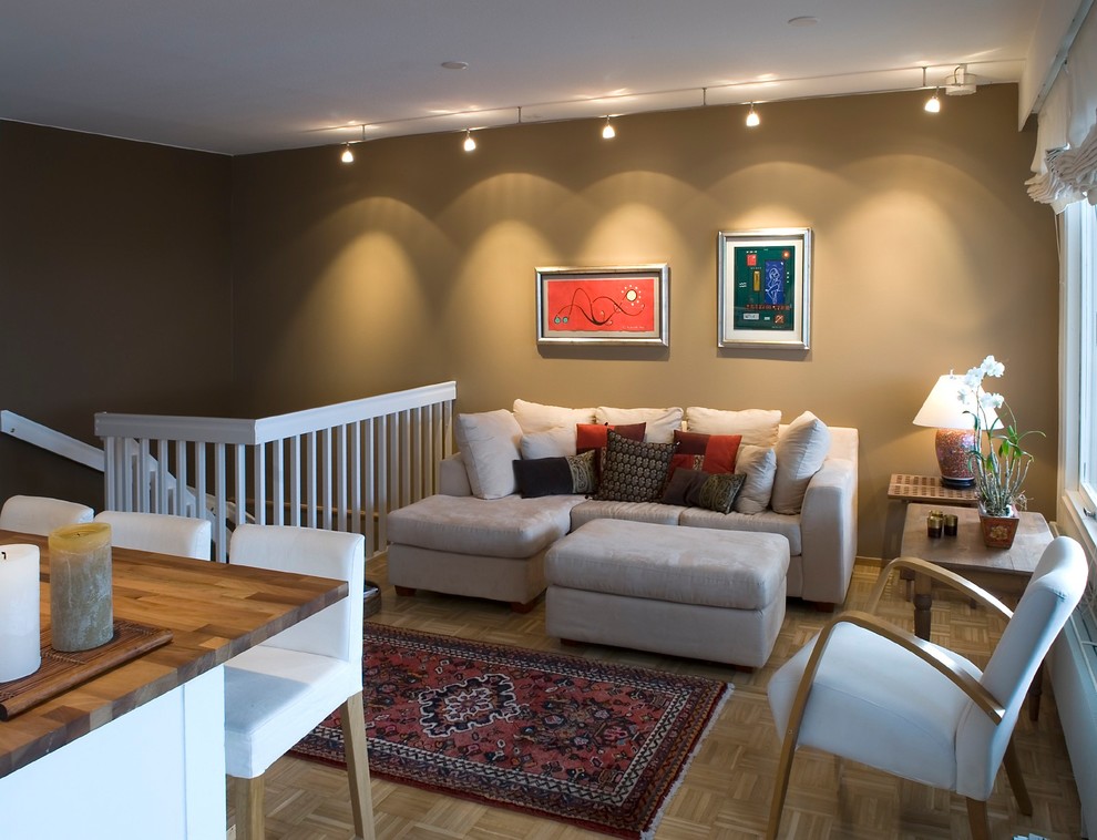 Esempio di un soggiorno minimal di medie dimensioni con pareti marroni, pavimento in legno massello medio, nessun camino, nessuna TV e pavimento marrone