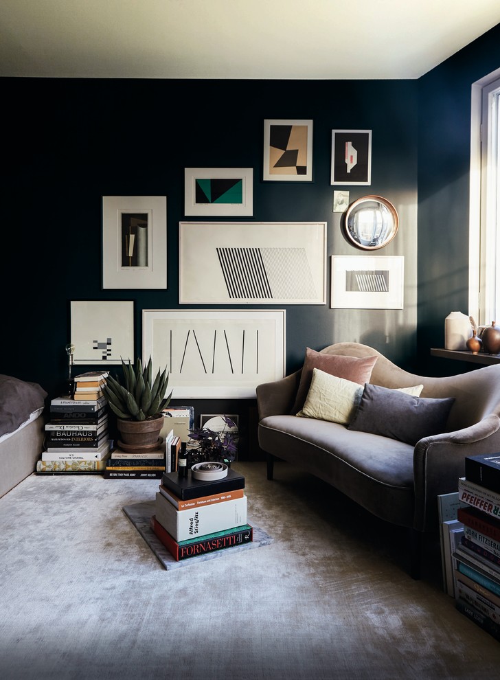 Imagen de salón contemporáneo de tamaño medio sin chimenea y televisor con paredes azules y moqueta