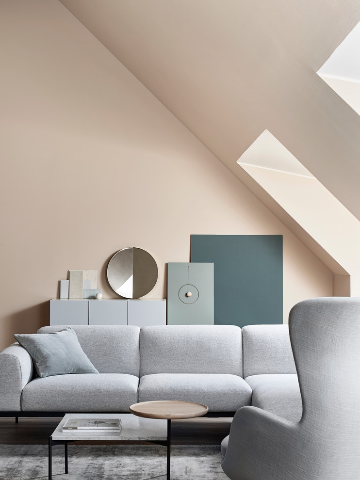 Inspiration för mellanstora moderna vardagsrum, med beige väggar, heltäckningsmatta och grått golv