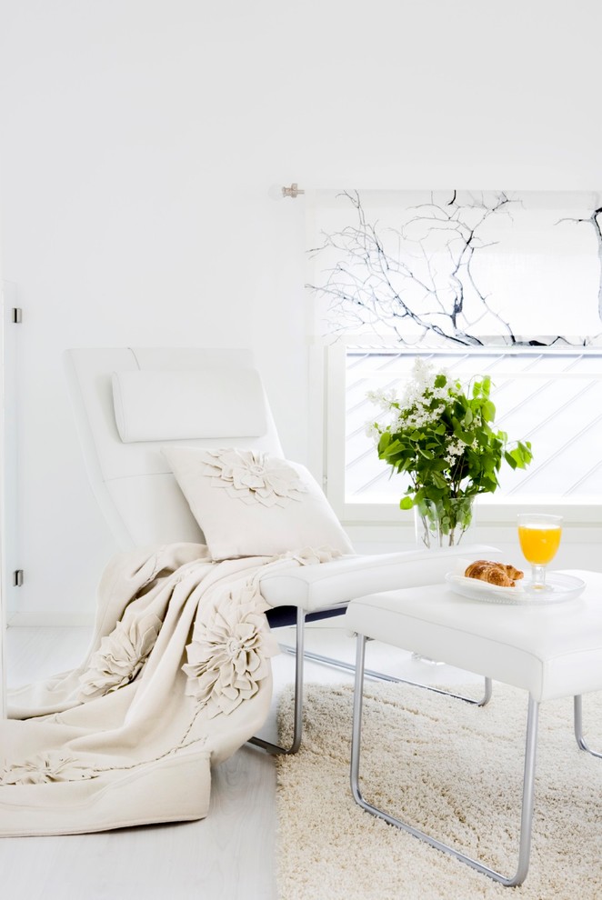 Imagen de salón contemporáneo de tamaño medio sin chimenea y televisor con paredes blancas y suelo de madera clara