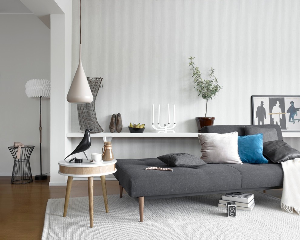 Immagine di un soggiorno nordico di medie dimensioni con pareti grigie, moquette, nessun camino e nessuna TV
