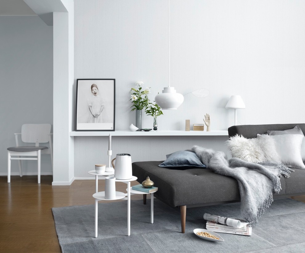 Idéer för att renovera ett mellanstort minimalistiskt vardagsrum, med grå väggar och heltäckningsmatta