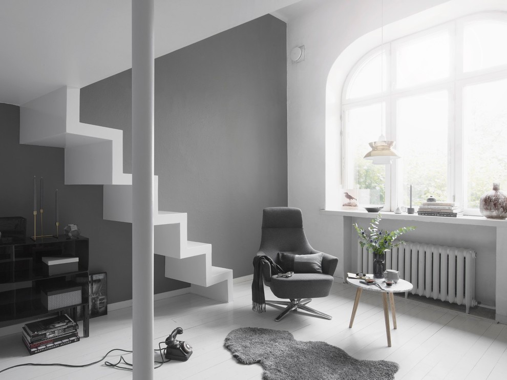 Immagine di un soggiorno contemporaneo di medie dimensioni con pareti grigie, nessun camino, pavimento in legno verniciato e pavimento bianco