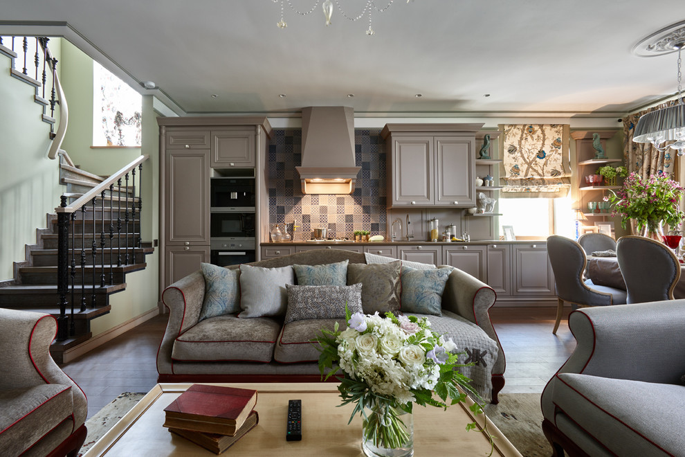 Свежая идея для дизайна: парадная, открытая, объединенная гостиная комната в классическом стиле с зелеными стенами и коричневым полом - отличное фото интерьера