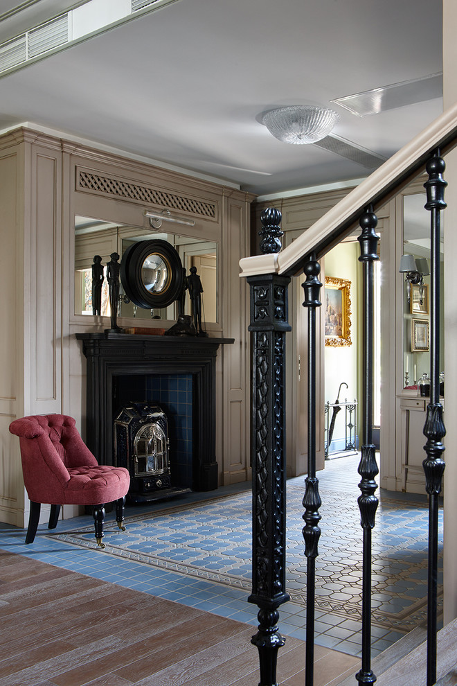Ispirazione per un soggiorno classico di medie dimensioni e aperto con sala formale, pareti verdi, stufa a legna e pavimento blu
