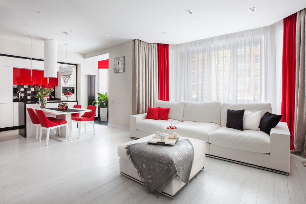 Стильный дизайн: открытая, объединенная гостиная комната в современном стиле с белыми стенами, светлым паркетным полом и белым полом - последний тренд