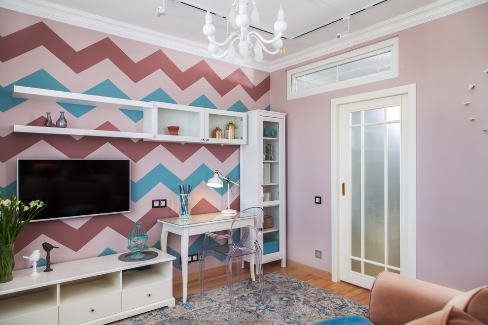 Идея дизайна: открытая, парадная гостиная комната среднего размера в современном стиле с разноцветными стенами, телевизором на стене, ковровым покрытием и акцентной стеной
