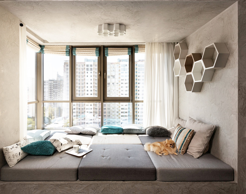 Стильный дизайн: открытая гостиная комната в современном стиле с бежевыми стенами и тюлем на окнах без телевизора - последний тренд