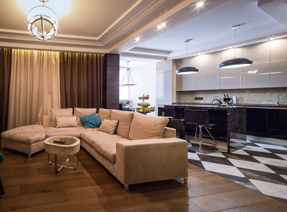 Ejemplo de salón para visitas abierto contemporáneo grande con paredes beige, suelo de madera en tonos medios y televisor colgado en la pared