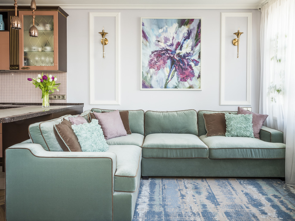 Источник вдохновения для домашнего уюта: маленькая парадная, открытая, объединенная гостиная комната в стиле неоклассика (современная классика) с белыми стенами, ковровым покрытием и синим полом для на участке и в саду