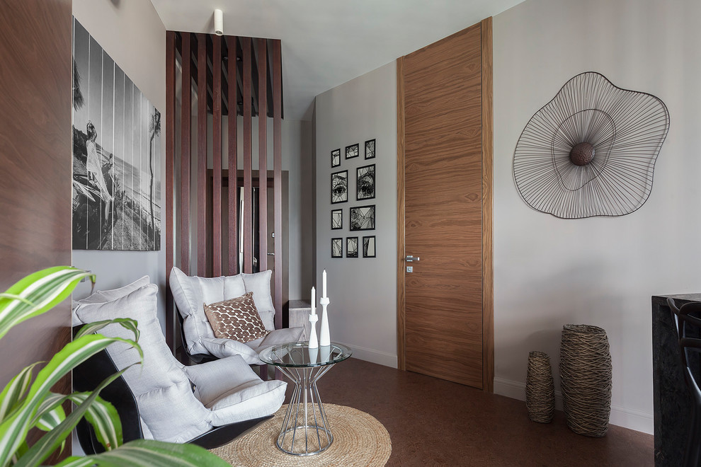 Foto di un soggiorno design aperto e di medie dimensioni con pareti grigie, pavimento in sughero e pavimento marrone