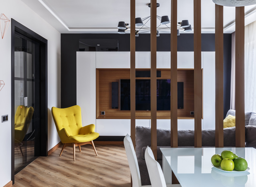 Idee per un soggiorno minimal di medie dimensioni e aperto con sala formale, pareti multicolore, pavimento in vinile, nessun camino, TV a parete e pavimento beige